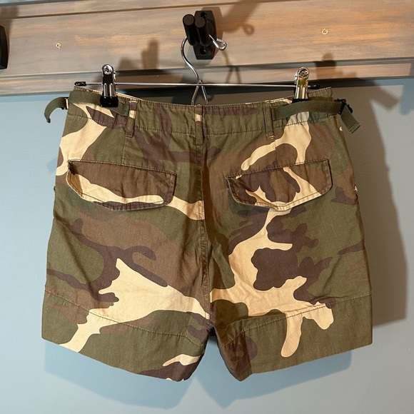 ASOS DESIGN Cargo Shorts in Camo - Picture 7 of 12